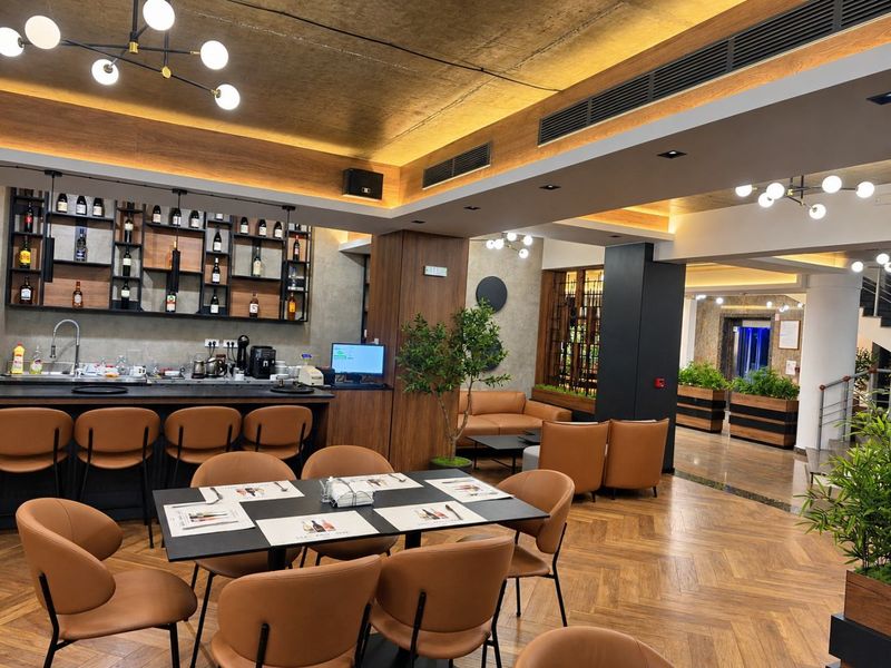 Restaurant & breakfast