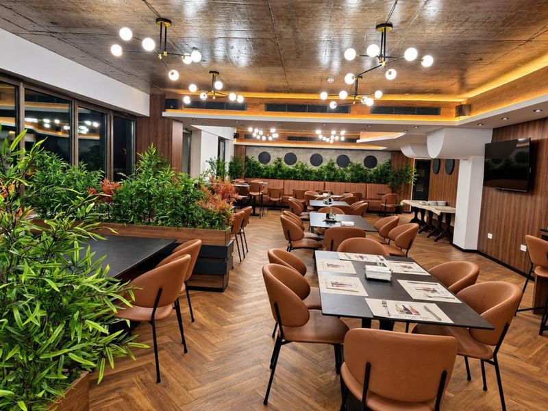 Restaurant & breakfast