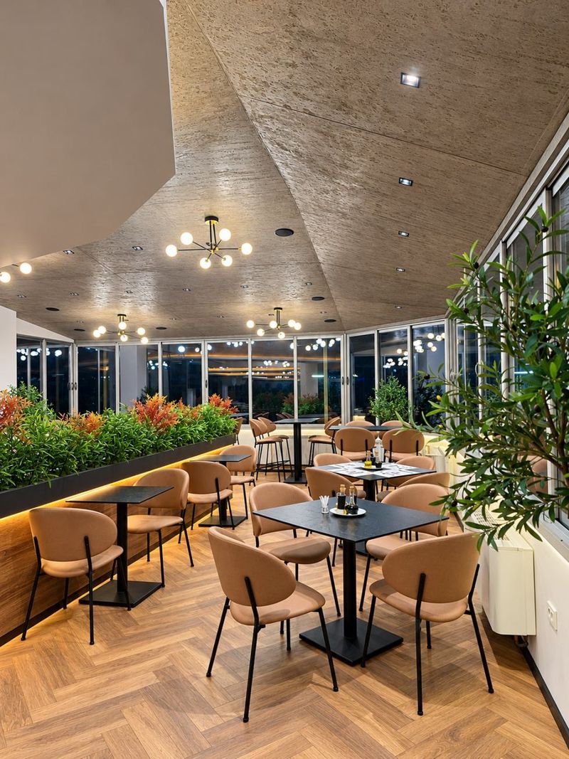 Restaurant & breakfast